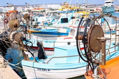 Agia Napa Limanı. Limanda tekneler var. Deniz balıkçısı.