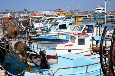 Agia Napa Limanı. Limanda tekneler var. Deniz balıkçısı.