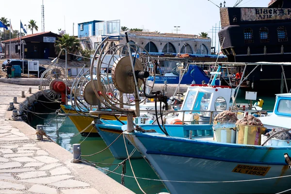 Agia Napa Limanı. Limanda tekneler var. Deniz balıkçısı.