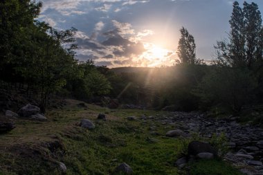 dağlarda Bulutların arasından güneş parlıyor