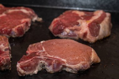 Tavada kızartılmış taze biftek. 