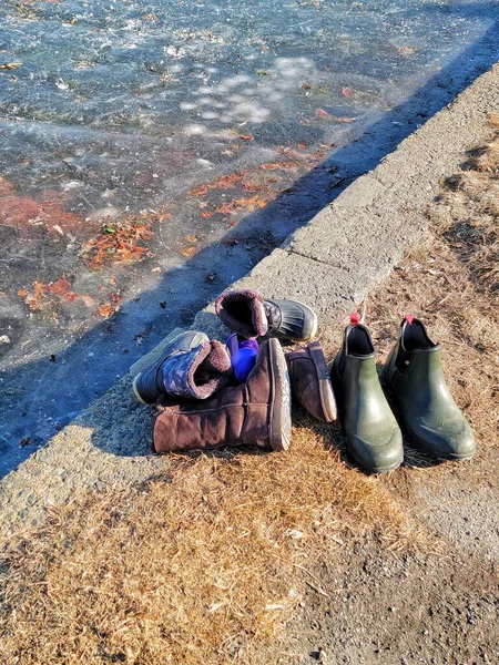 Buzdan yapılmış kış ayakkabıları.