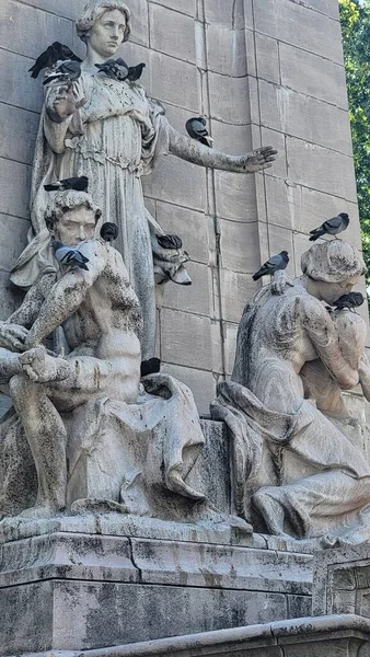 New York 'ta içinde güvercinler olan bir çeşmede taş figürler.