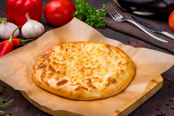 Khachapuri Com Queijo Megrelian Khachapuri Cozinha Georgiana Mesa Escura — Fotografia de Stock