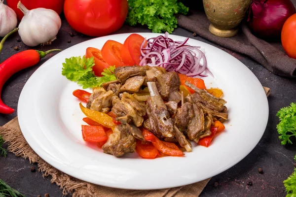 Kebab Von Lammrippchen Mit Gemüse Auf Teller Auf Dunklem Tisch — Stockfoto