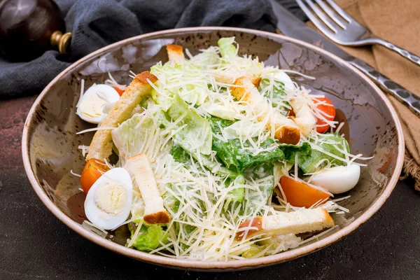 César Salade Avec Poulet Sur Assiette Blanche — Photo