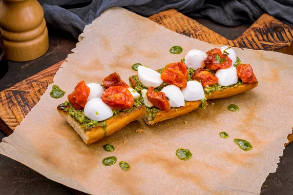 Bruschetta Com Tomate Seco Queijo Mussarela — Fotografia de Stock