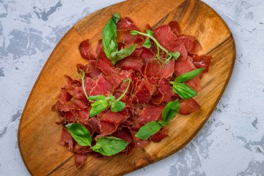 Tahtada kurutulmuş basturma var..