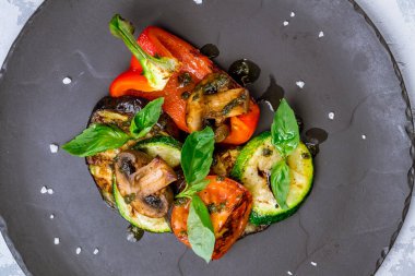 Tabakta ızgara sebzeler