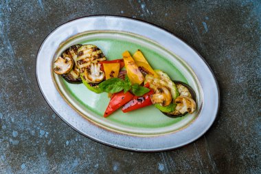 Tabakta ızgara sebzeler