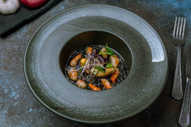 Deniz ürünleri ile siyah risotto