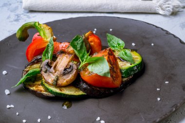 Tabakta ızgara sebzeler