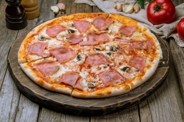 Jambonlu ve mantarlı pizza.