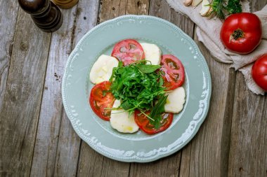 Mozzarella ve domatesli Caprese salatası