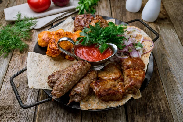 Piring Kebab Yang Berbeda Meja Kayu — Stok Foto