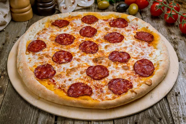 Pepperoni Pizza Bord — Stockfoto