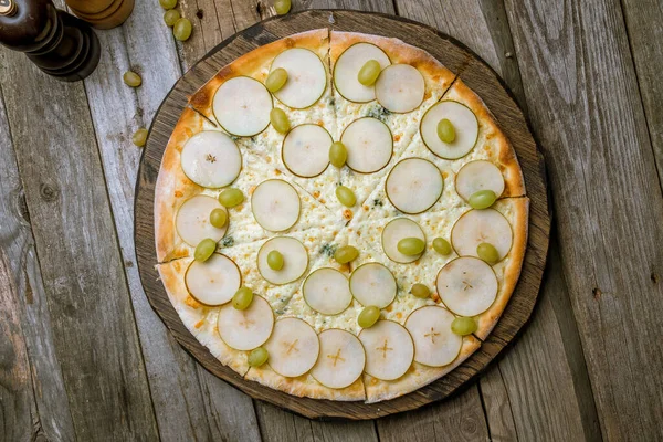 Pizza Gruszkami Serem Gorgonzola — Zdjęcie stockowe