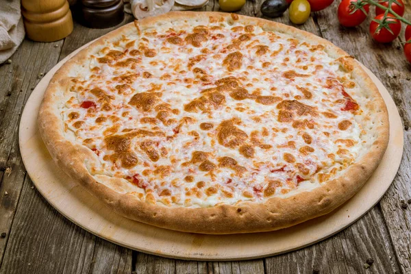 盘子里的奶酪披萨 — 图库照片