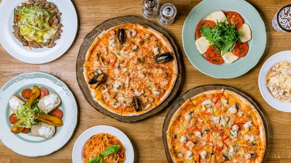 Sabrosas Pizzas Italianas Ensaladas Vista Superior — Foto de Stock