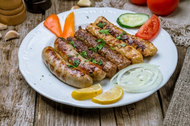 Çeşitli bira sosisleri ve et sosları.