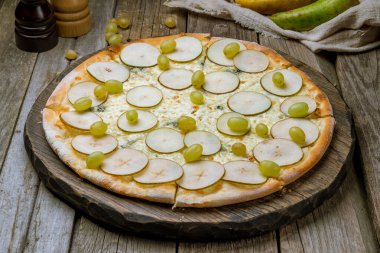 Armut ve Gorgonzola peynirli pizza..