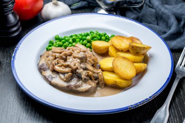 roast beef Steak with mushroom sause