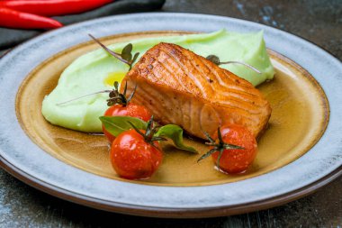 Izgarada somon bifteği