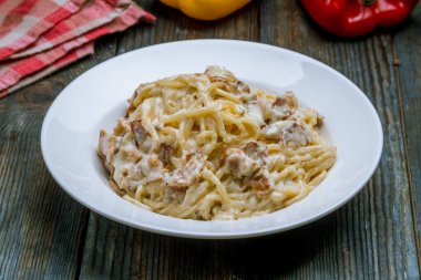 Pastırmalı spagetti.