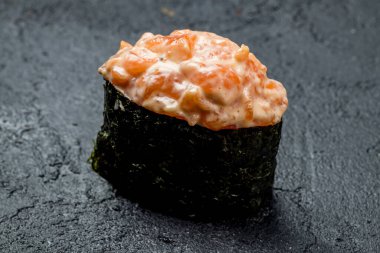 Baharatlı somonlu suşi gunkan.