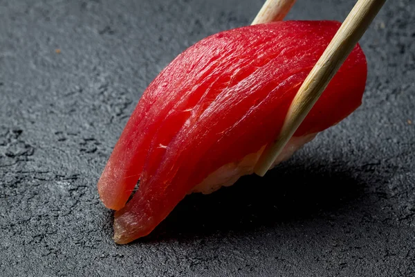 Atún Sushi Sobre Hormigón Negro —  Fotos de Stock