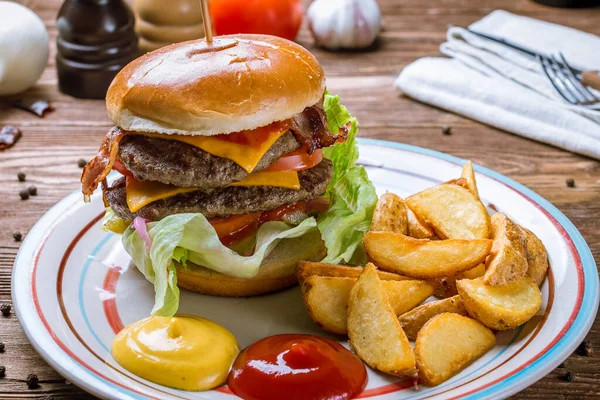 Double Cheeseburger Board — Stock Photo, Image