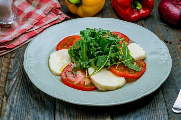 モッツァレラとトマトのカプレーゼサラダ — ストック写真