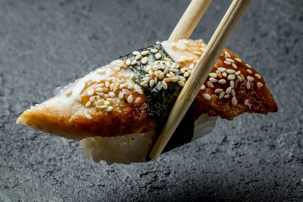 Anguila Sushi Sobre Hormigón Negro —  Fotos de Stock