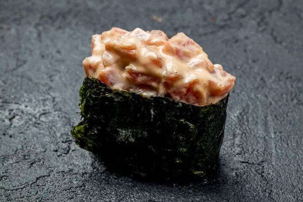 Sushi Gunkan Mit Würzigem Thunfisch — Stockfoto