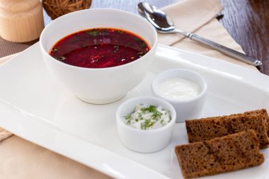 Ekşi kremalı ve biftekli çorba.