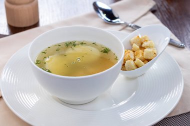 Tavuk çorbası ve yumurta tabağı.