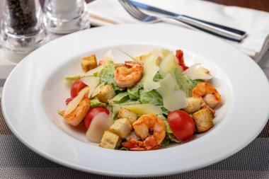 Beyaz tabakta karidesli salata sezarı