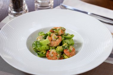 Karidesli salata ve beyaz tabakta avokado