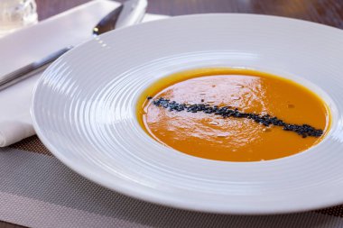 Tahta masada limonlu mercimek çorbası. Türk mutfağı 