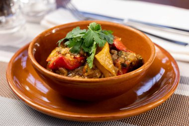 ajapsandali Gürcistan mutfağı yeşil tabakta