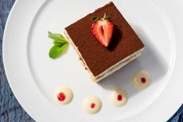 Klassisches Tiramisu Dessert Mit Minze Und Erdbeere Auf Weißem Teller — Stockfoto