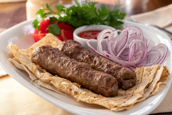Jehněčí Kebab Červenou Cibulí Omáčkou Bílém Talíři — Stock fotografie