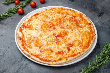 İtalyan pizzası Margherita gri masada.
