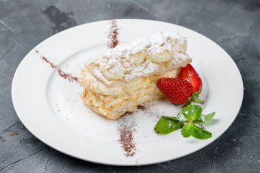 Gri masadaki Napolyon tatlısı