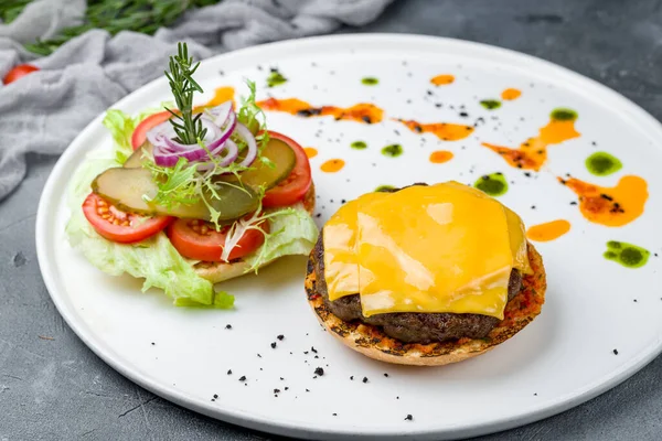 Hamburguesa Abierta Con Carne Res Queso Verduras Plato Blanco — Foto de Stock