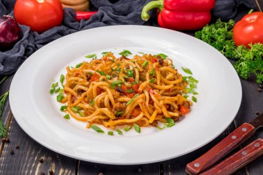 Sığır etli ve erişteli kızarmış lagman.