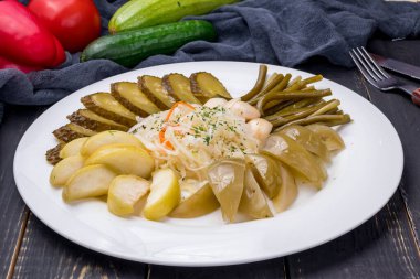 Koyu masa manzaralı turşu tabağı