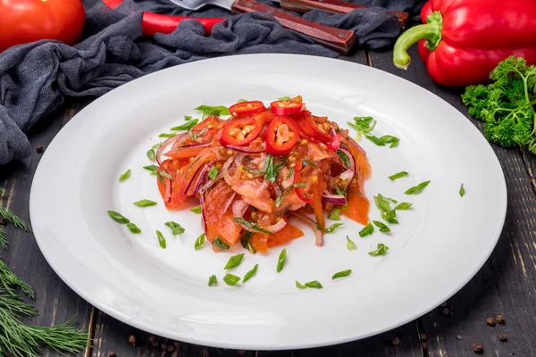 Ensalada Tomate Con Cebolla Roja Cebolla Verde Plato Blanco —  Fotos de Stock