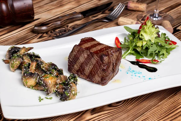 Grilled Denver Steak Grilled Mushrooms White Plate — стокове фото