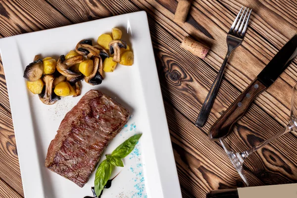 Filete Carne Asada Filete Flanco Con Champiñones Parrilla Plato Blanco —  Fotos de Stock